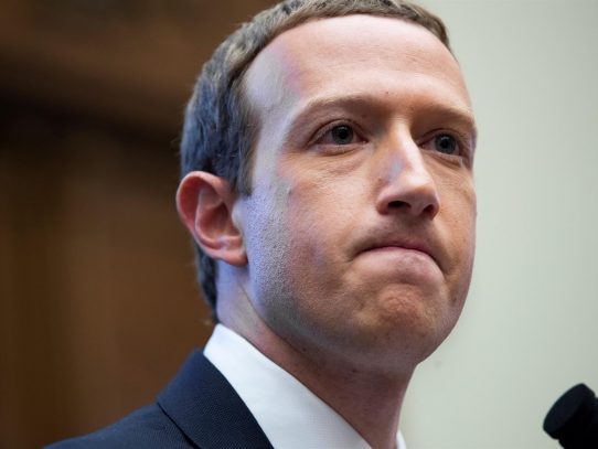 Zuckerberg pierde 5.900 millones de dólares tras la caída de Facebook