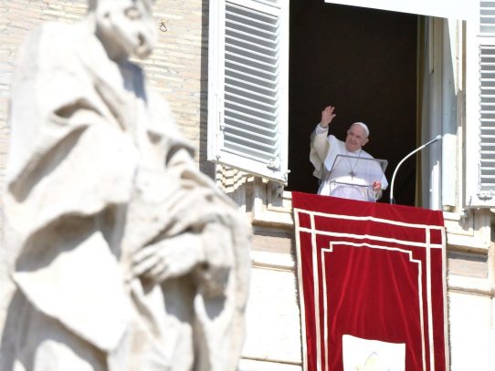 El papa pide una solución duradera para los flujos migratorios en el Mediterráneo