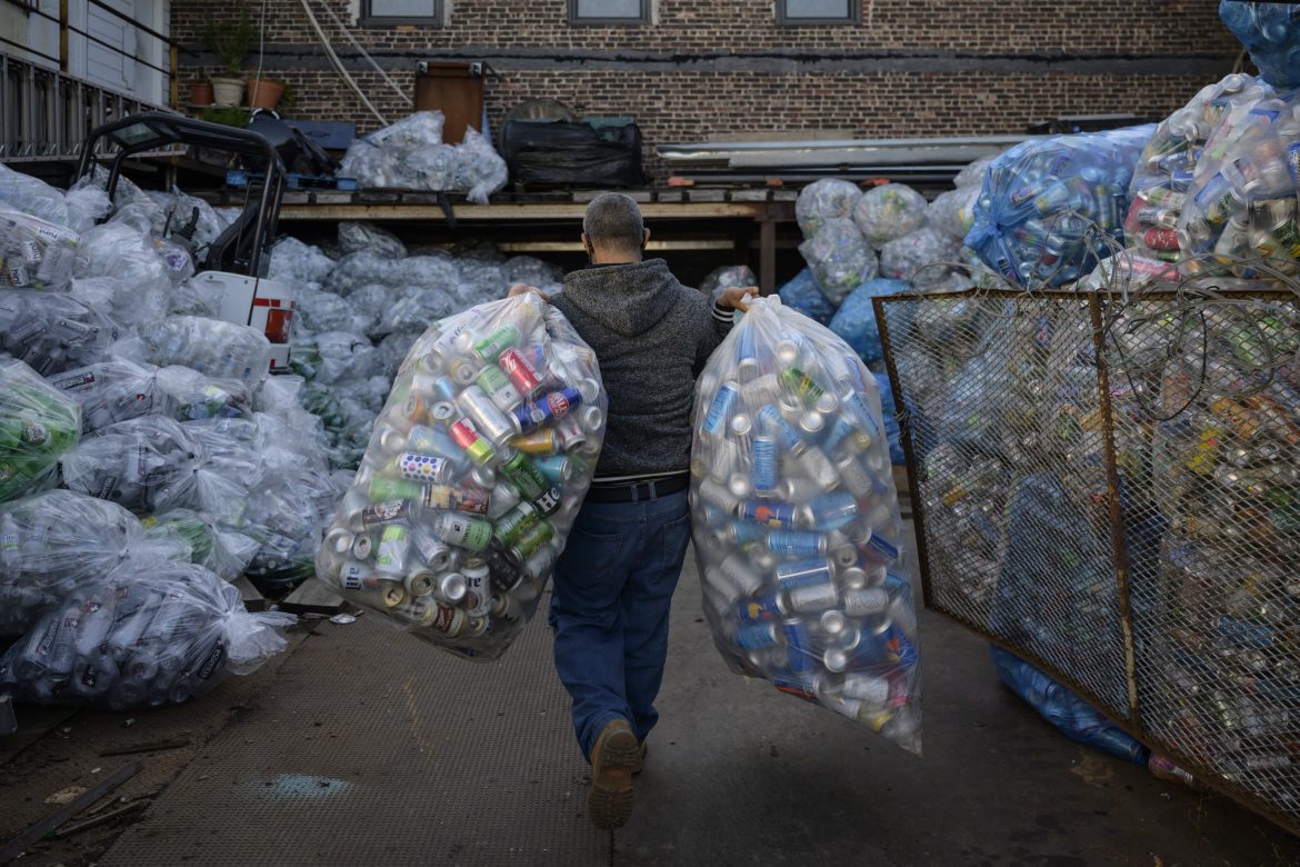 Miles de pobres de Nueva York malviven del reciclaje de latas