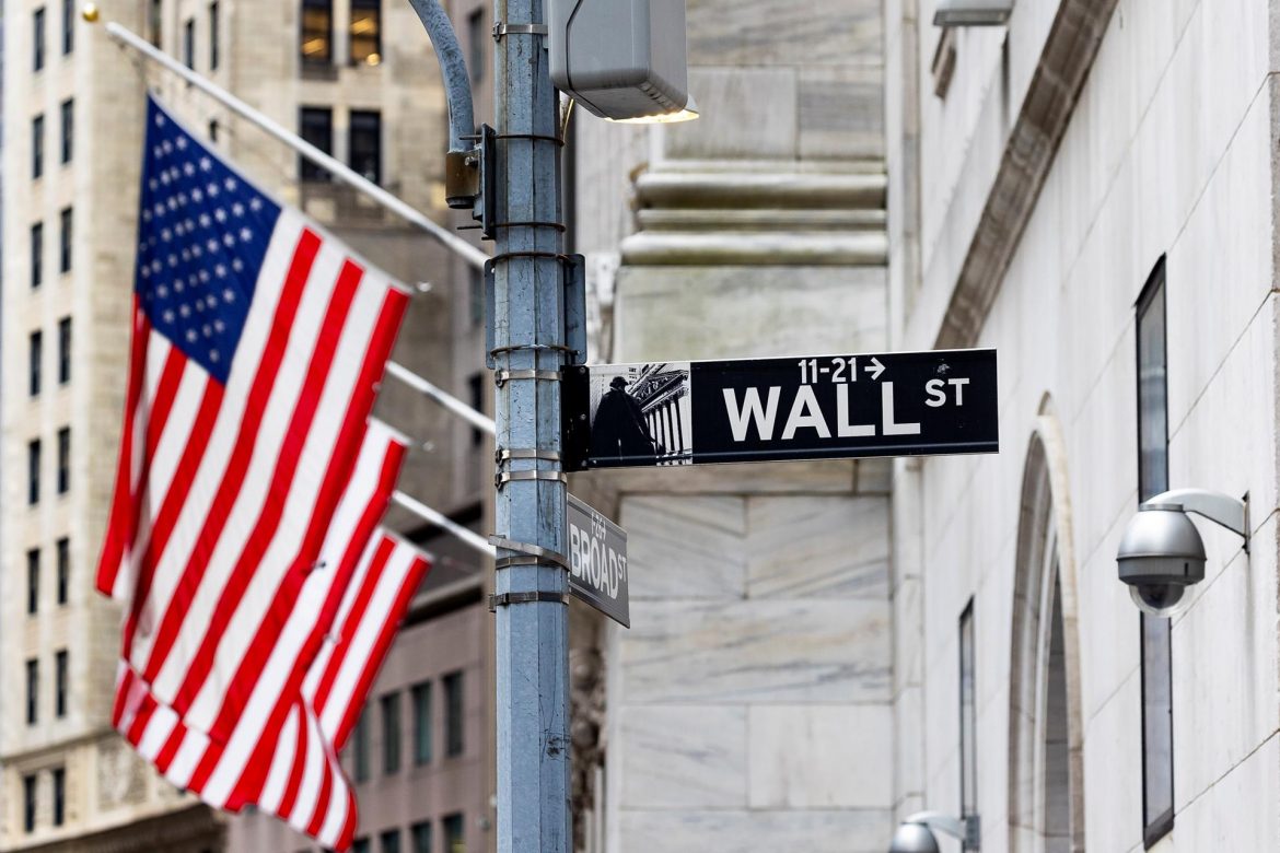 Wall Street volvió a las ganancias, entre alivio por deuda y dudas por empleo