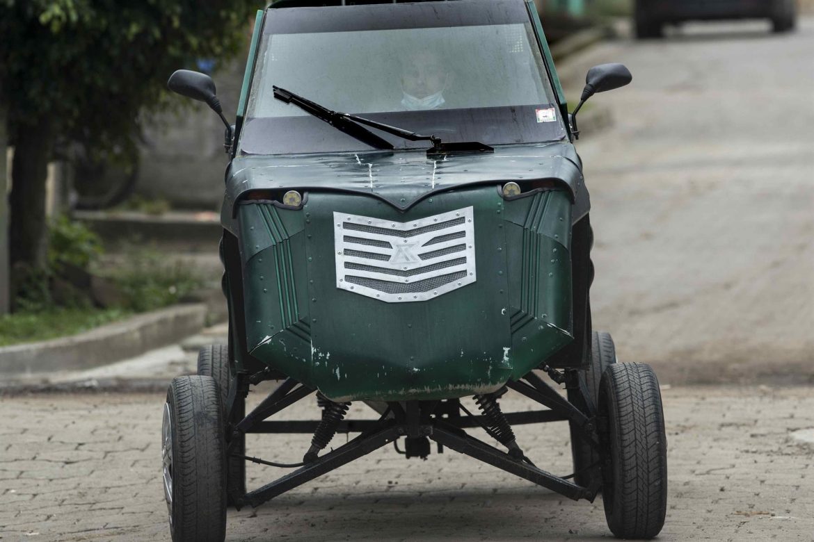 En un pequeño taller y con 3.000 dólares, un nicaragüense fabrica su propio auto