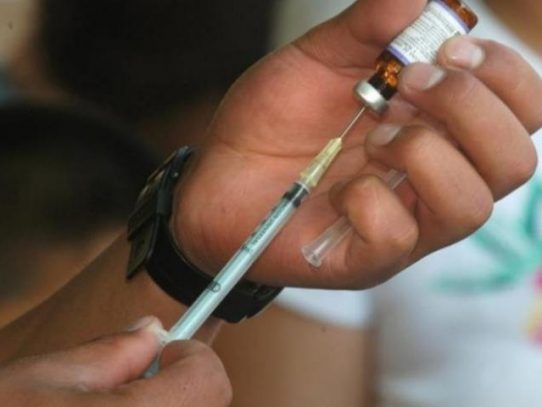 Viajeros a países de alto riesgo tienen que ponerse la vacuna contra la fiebre amarilla