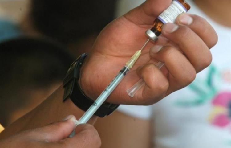 Viajeros a países de alto riesgo tienen que ponerse la vacuna contra la fiebre amarilla