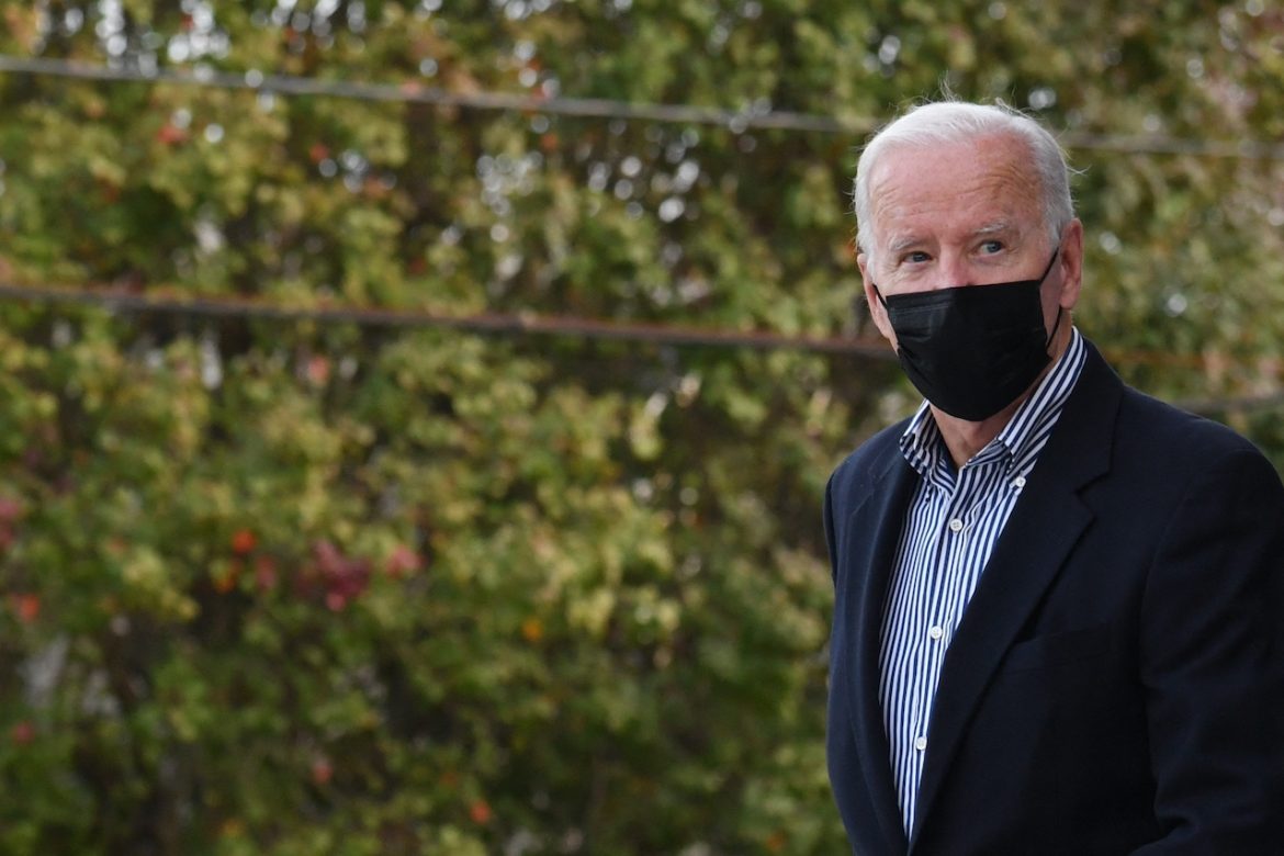 Con voz ronca, Biden asegura que solo tiene un "resfriado"