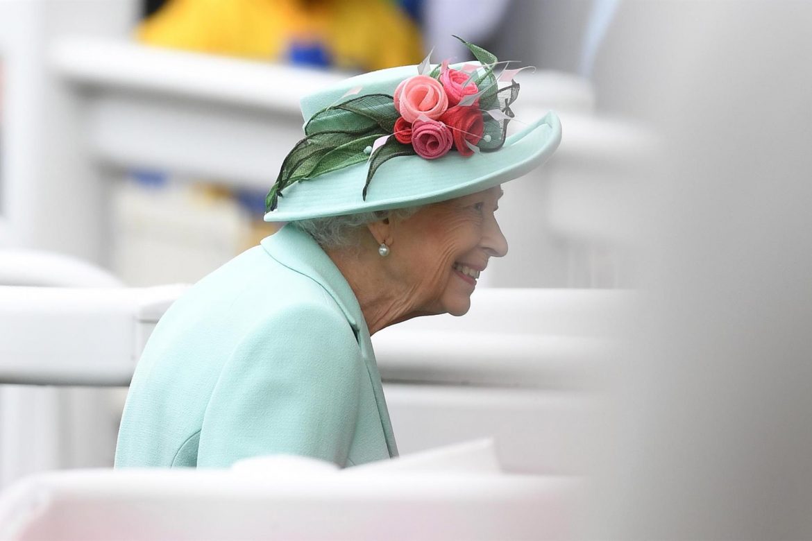 La ausencia de Isabel II en otro acto oficial mantiene inquieto al Reino Unido