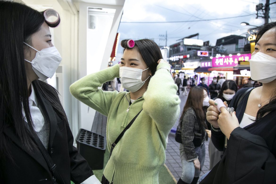 ¿Salir a la calle con tubos en el cabello? Así es la moda en Corea del Sur