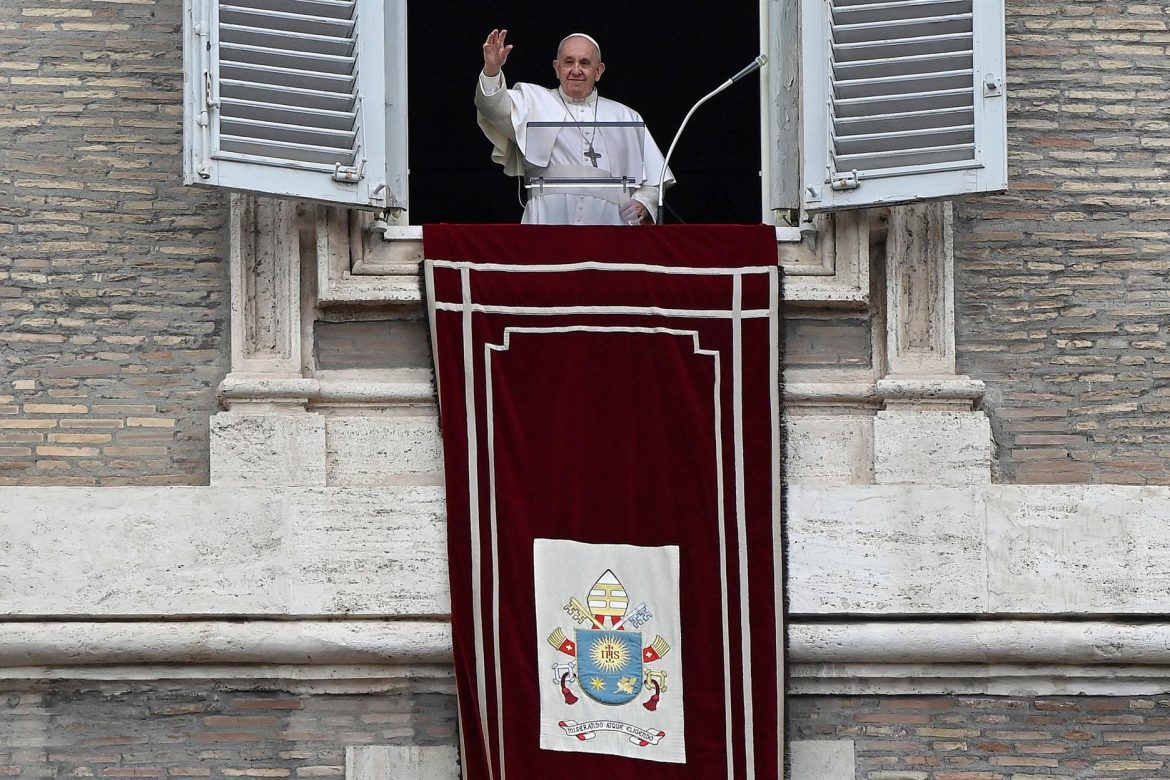 El papa critica a los cristianos que "rezan como papagayos"