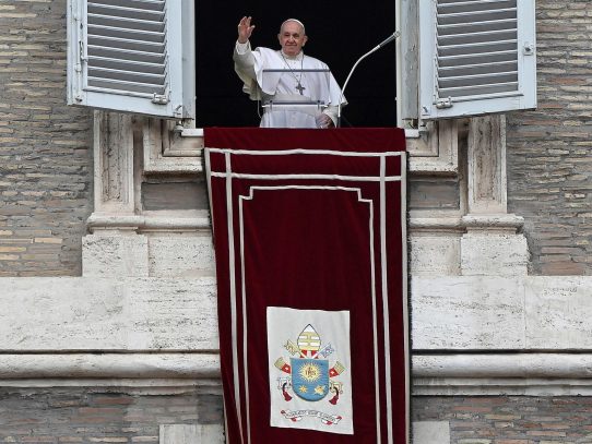 El papa critica a los cristianos que "rezan como papagayos"