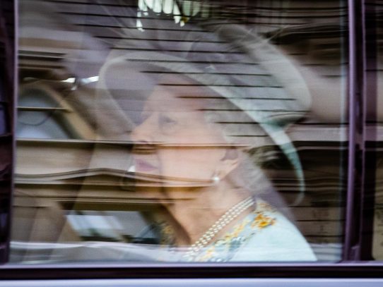 Isabel II sigue retomando sus compromisos con una audiencia virtual en Windsor