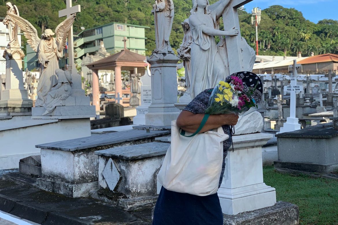 Día de los Difuntos: Panameños acuden a cementerios para honrar a sus seres queridos