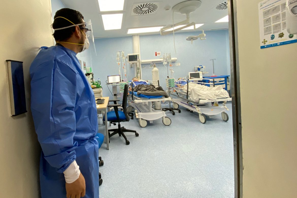 Ausencias hospitalarias por covid se duplican en un mes en Inglaterra
