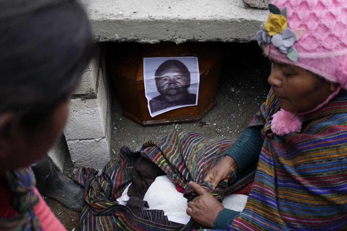 Indígenas desafían estado de sitio en Guatemala y bloquean ruta tras masacre