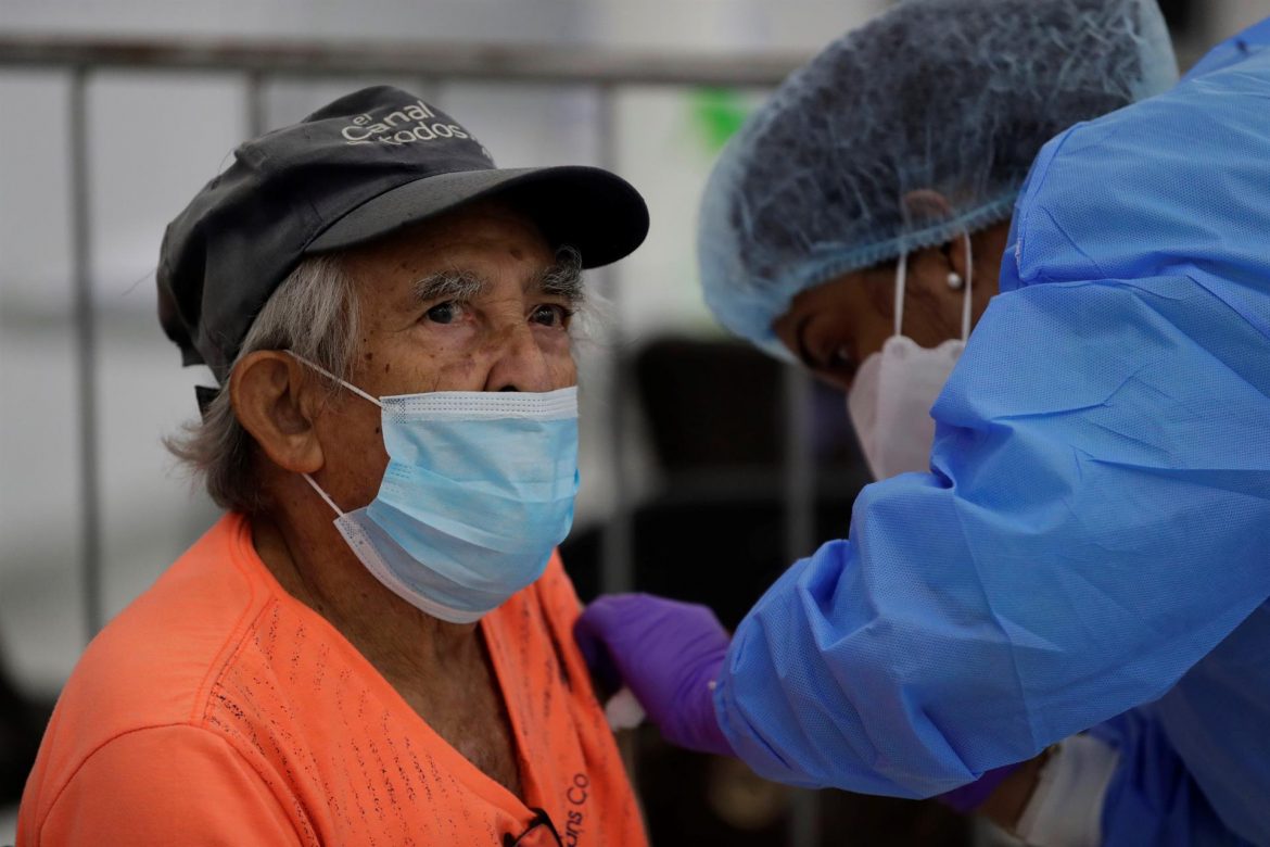 Panamá sufre una ola crítica por ómicron que afrontará con la vacunación