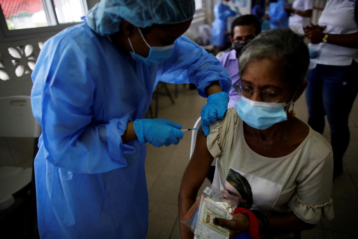 Fuerte alza pandémica en Panamá, que piden a no vacunados inmunizarse