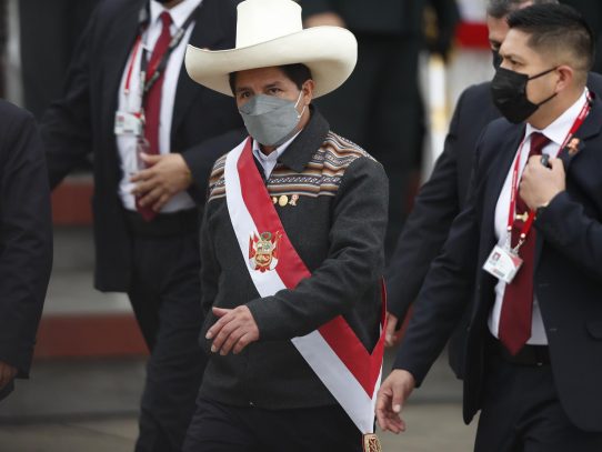 Presidente de Perú dice que sus opositores están "tramando muchas cosas"