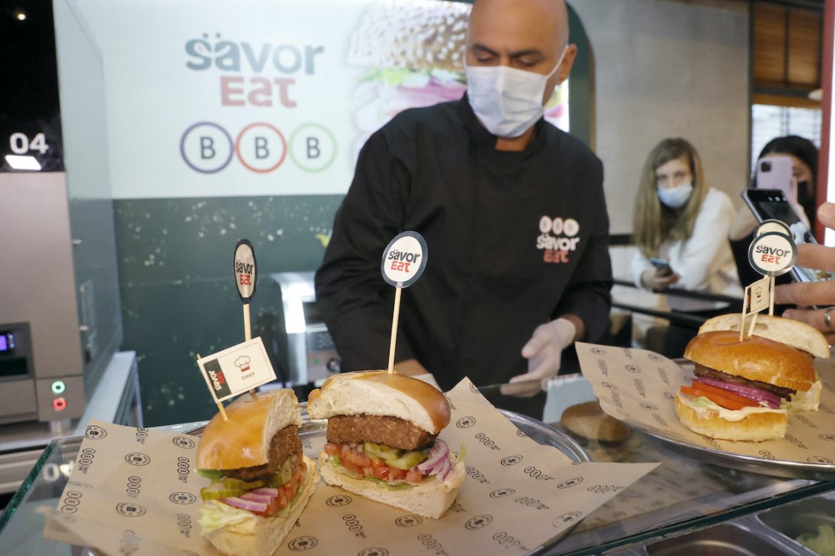 Una cadena de Israel empieza a vender hamburguesas preparadas por un robot