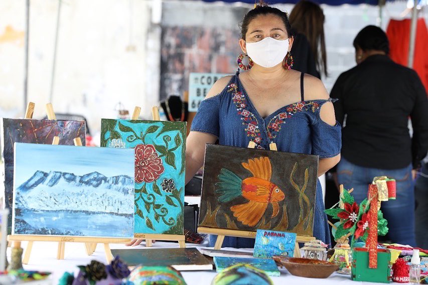 Pequeños emprendedores comercializan sus productos en bazar navideño