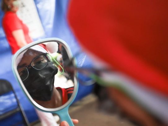 Primera Dama entregó 53 lentes medicados a niños de Quebrada de Guabo