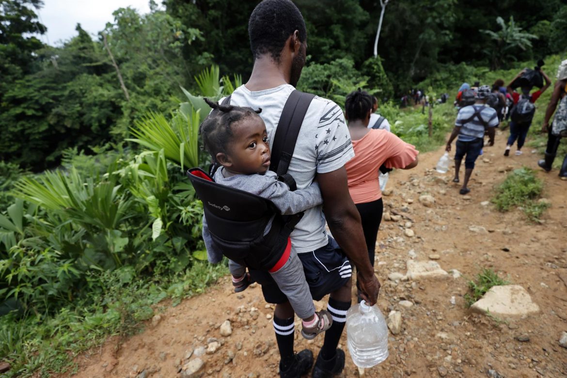 Cifra de migrantes irregulares estacionados en Panamá registra un leve descenso