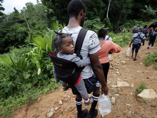 Cifra de migrantes irregulares estacionados en Panamá registra un leve descenso