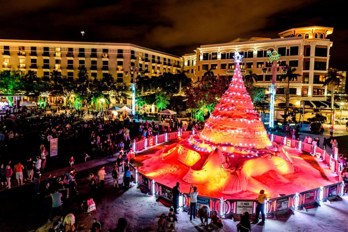 Una ciudad de Florida presume de árbol de Navidad de 10 metros hecho de arena