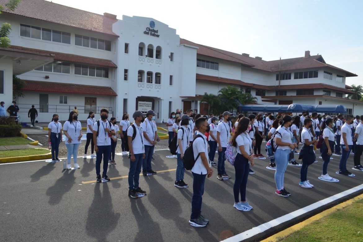 Escuela pública de Panamá se prepara para implementar el IB