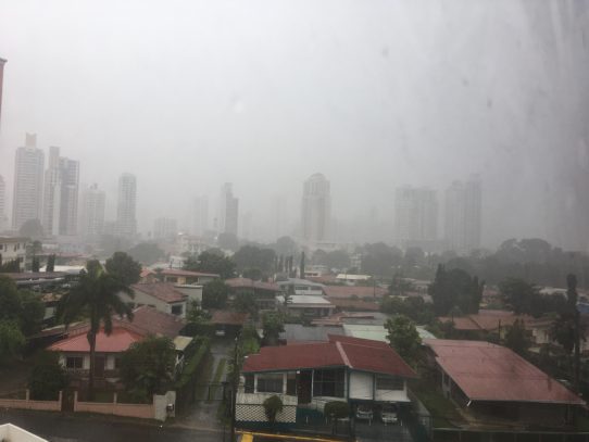 Tome precauciones: Fuerte lluvia cae sobre la ciudad capital