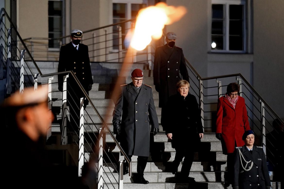 Rosas rojas y Nina Hagen, en el adiós militar más emotivo para Merkel