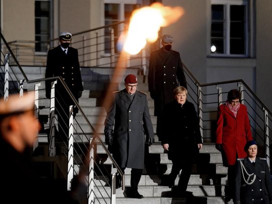 Rosas rojas y Nina Hagen, en el adiós militar más emotivo para Merkel