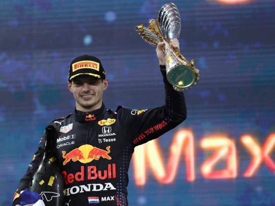 Verstappen gana el Mundial más emocionante en la última vuelta del campeonato