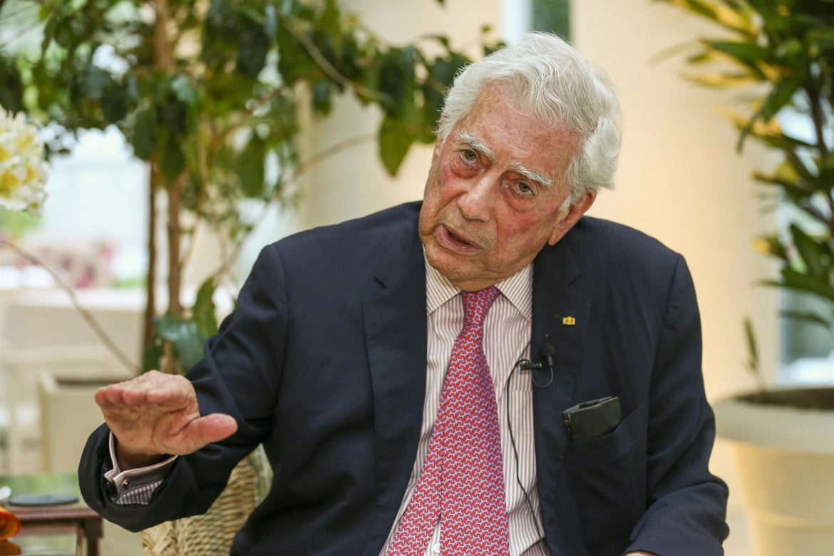 Intelectuales rechazan el ingreso de Vargas Llosa en la Academia Francesa