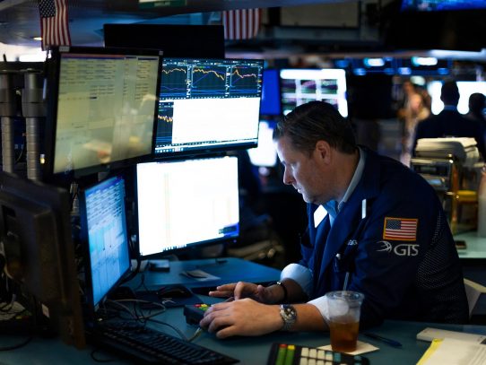 Wall Street rebotó y cerró con ganancias tras la caída por el ómicron