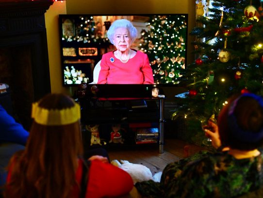 Isabel II confiesa en su mensaje de Navidad, que "echa de menos" a su marido