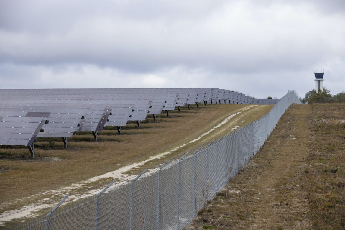 En busca de espacio para granjas solares, las ciudades lo encuentran en sus aeropuertos