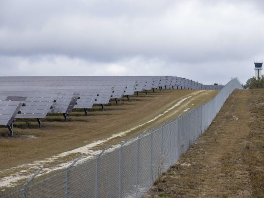 En busca de espacio para granjas solares, las ciudades lo encuentran en sus aeropuertos