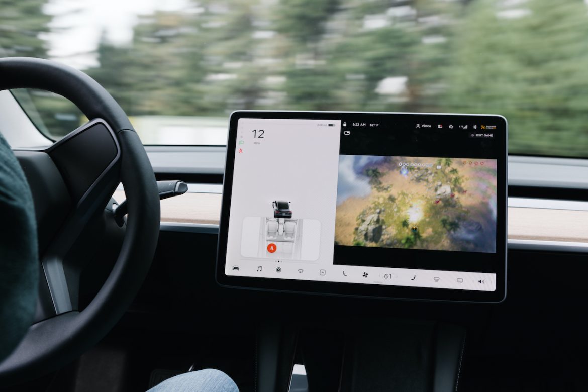 Los conductores de Teslas ahora pueden jugar videojuegos incluso con el auto en movimiento