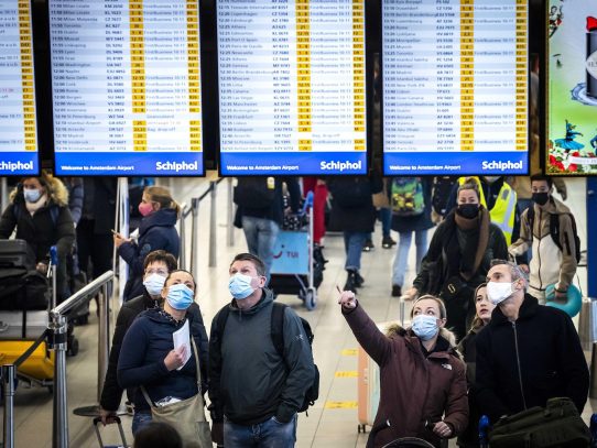 Más de 2,000 vuelos cancelados en todo el mundo ante el avance de ómicron