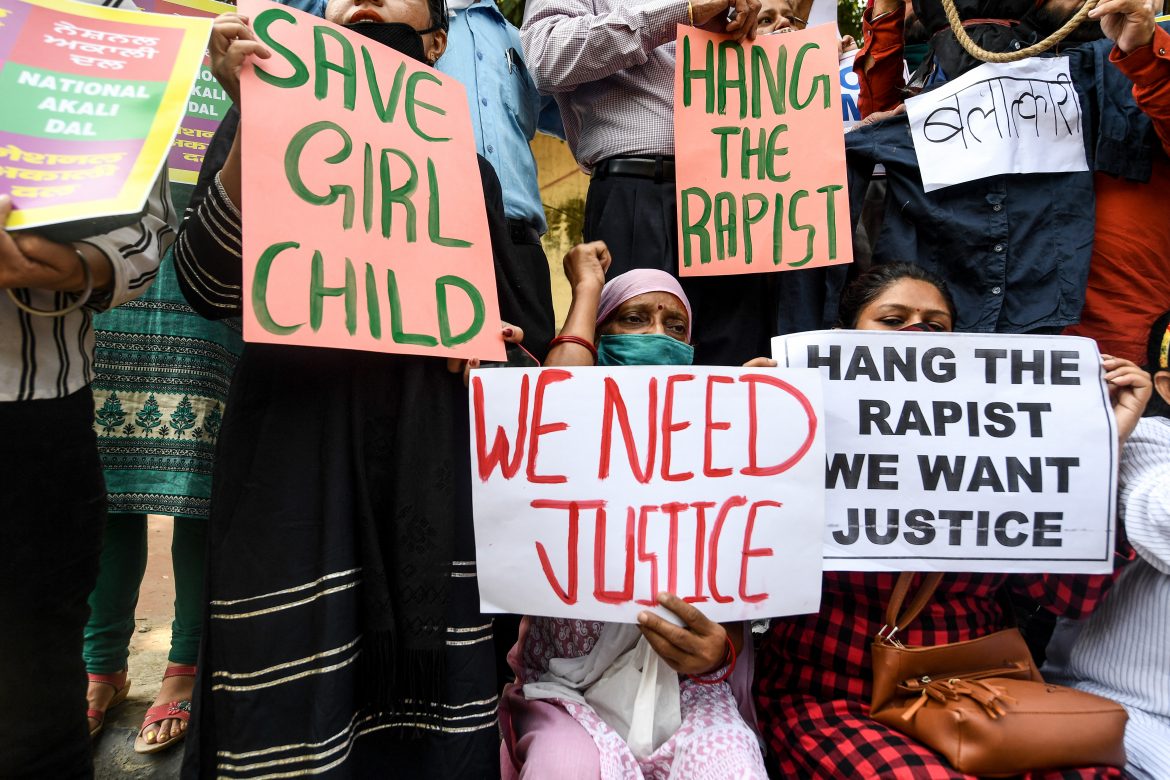 Once detenidos por violar en grupo a una mujer y pasearla por las calles en Nueva Delhi