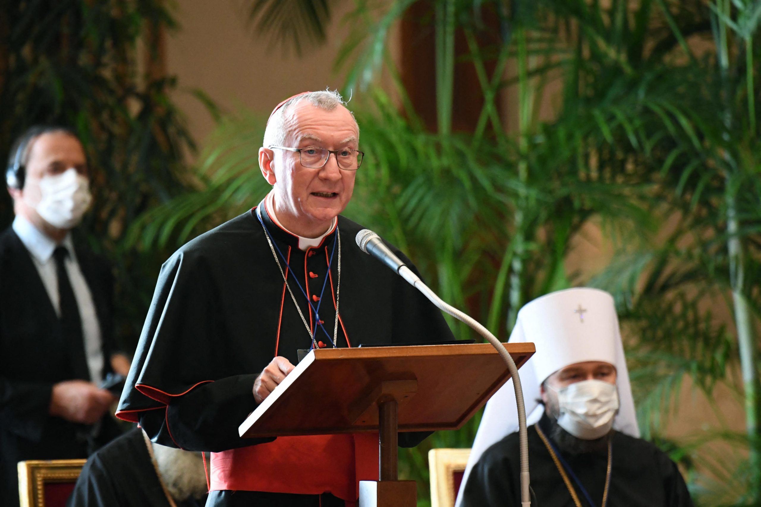 El Secretario de Estado del Vaticano, el Cardenal italiano Pietro Parolin, pronuncia un discurso durante la reunión "Fe y Ciencia: Hacia la COP26" el 4 de octubre de 2021 en el Vaticano, enviando un llamamiento a los participantes en la 26ª Conferencia de las Naciones Unidas sobre el Cambio Climático, también conocida como COP26, prevista del 1 al 12 de noviembre en Glasgow, Escocia. (Foto de ALESSANDRO DI MEO / PISCINA / AFP)