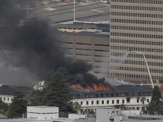 El incendio que arrasó una parte del parlamento de Sudáfrica se reactiva