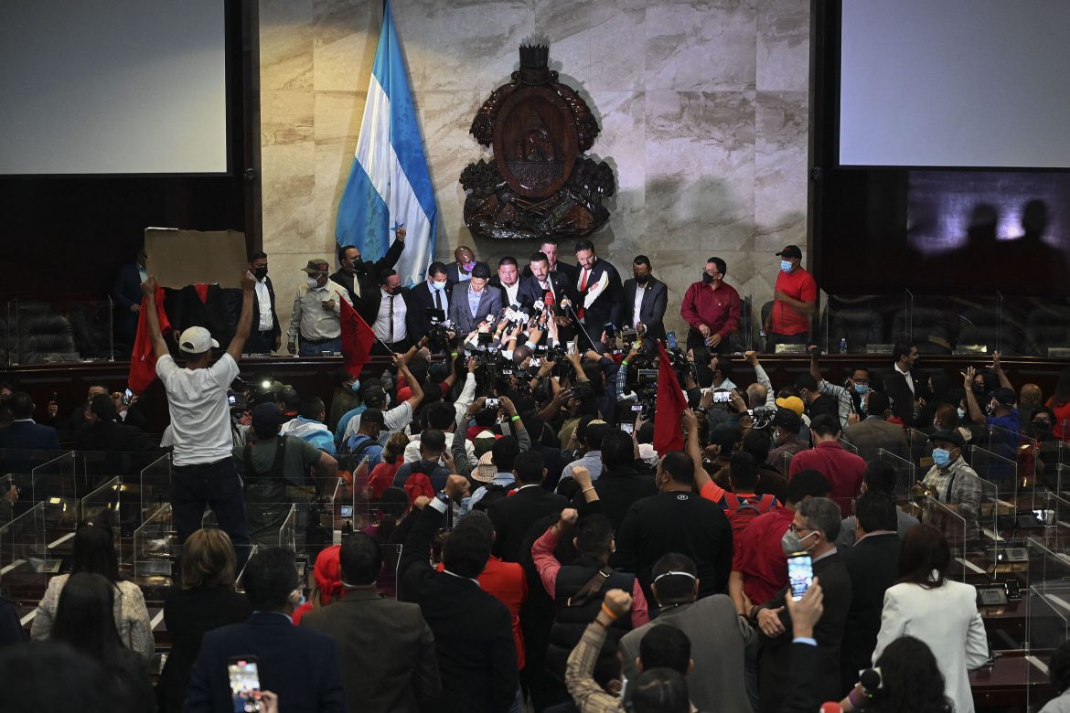 Congreso de Honduras inaugura legislatura entre golpes, gritos y rebelión contra Castro