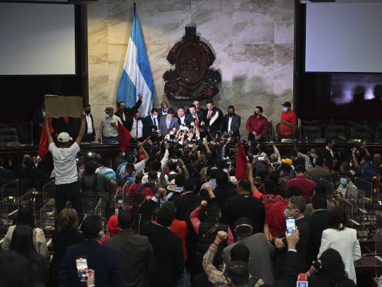 Congreso de Honduras inaugura legislatura entre golpes, gritos y rebelión contra Castro