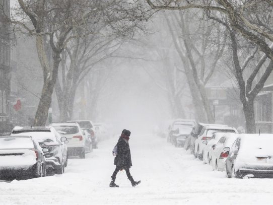 Miles de vuelos cancelados por una tormenta de nieve que azota el noreste de EE.UU.
