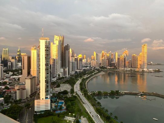 Fitch Ratings mejora perspectiva a Estable y reafirma el grado de inversión de Panamá en BBB-