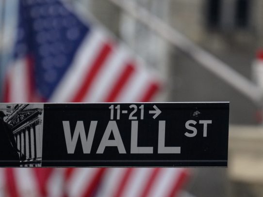 Wall Street termina a la baja sin novedades que la impulsen