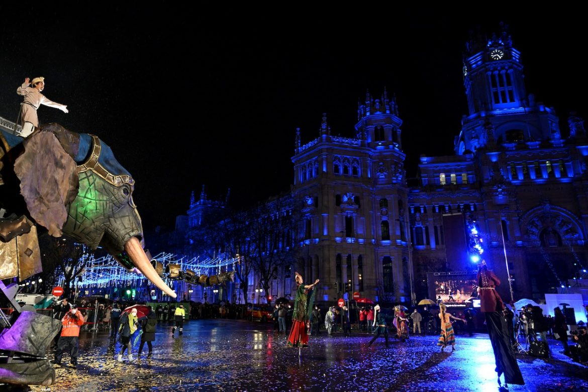 Espectadores regresan a cabalgata de Reyes Magos en Madrid tras anulación en 2021