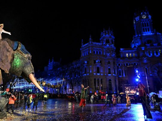 Espectadores regresan a cabalgata de Reyes Magos en Madrid tras anulación en 2021