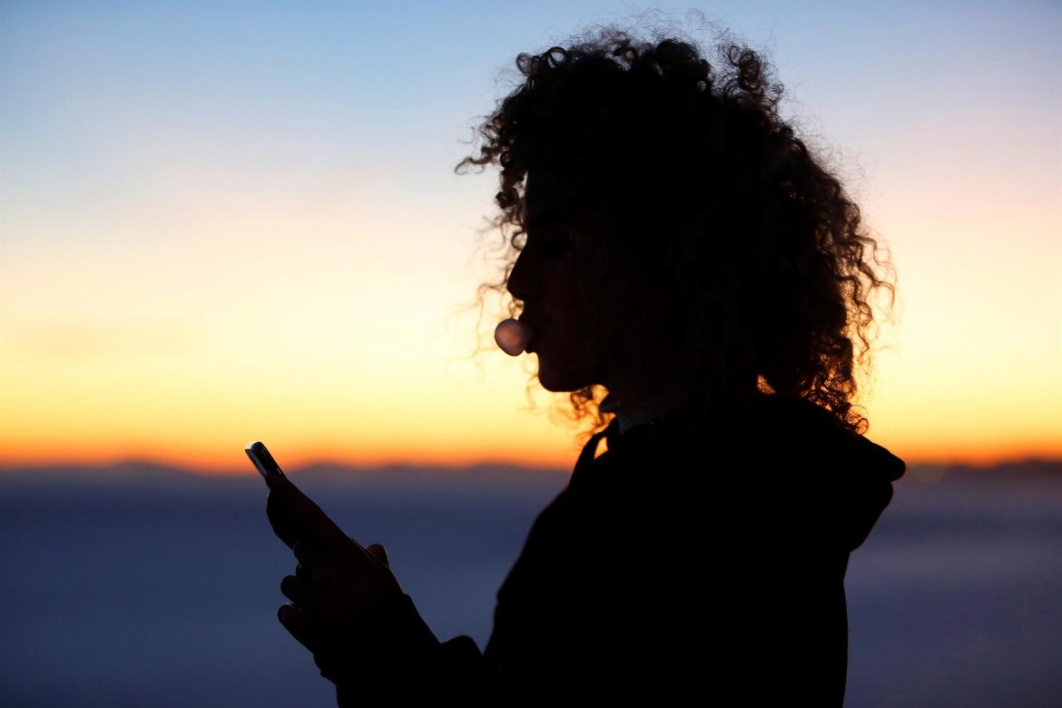 Usar móviles no aumenta el riesgo de tumores cerebrales en jóvenes, según un estudio