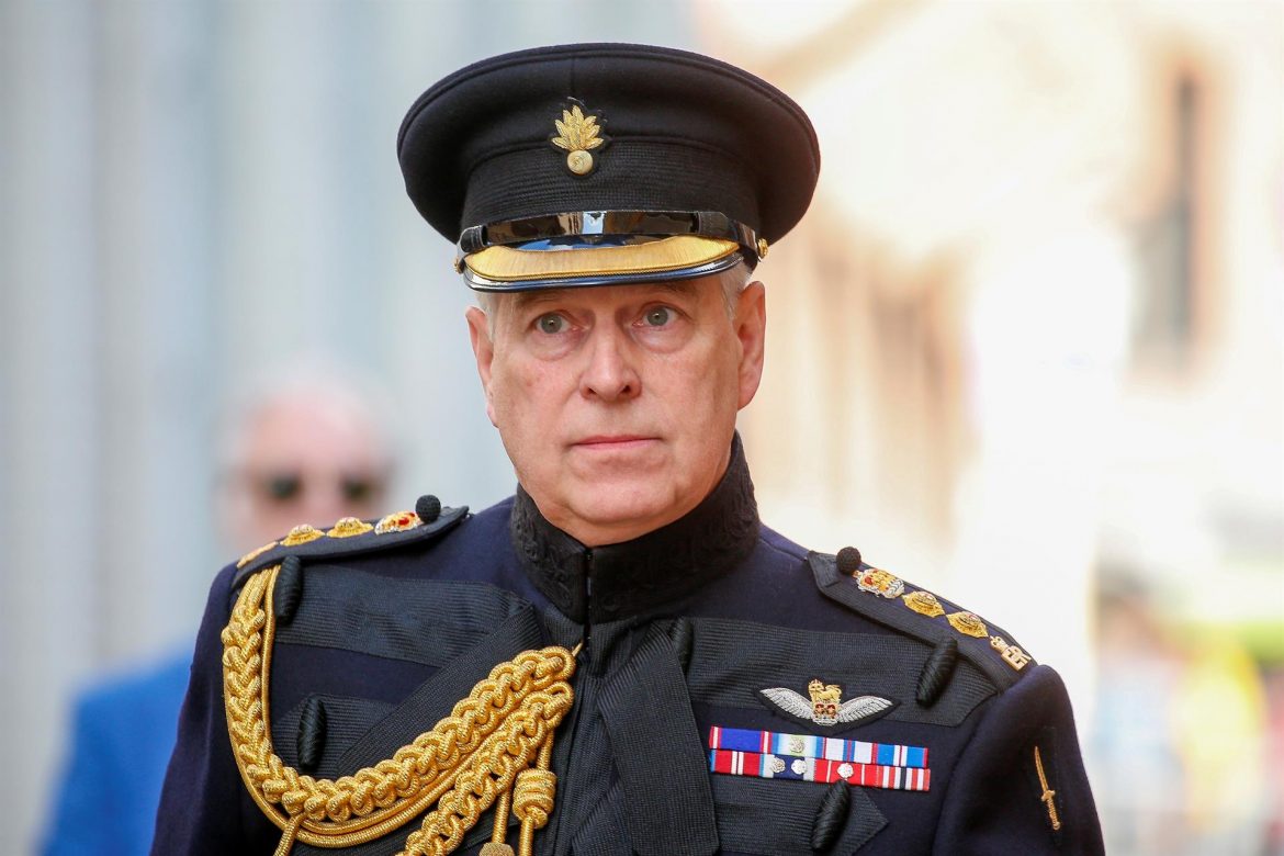 Reina retira títulos militares al príncipe Andrés por escándalo de abuso sexual a menor
