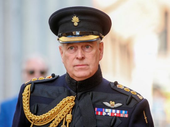 Reina retira títulos militares al príncipe Andrés por escándalo de abuso sexual a menor